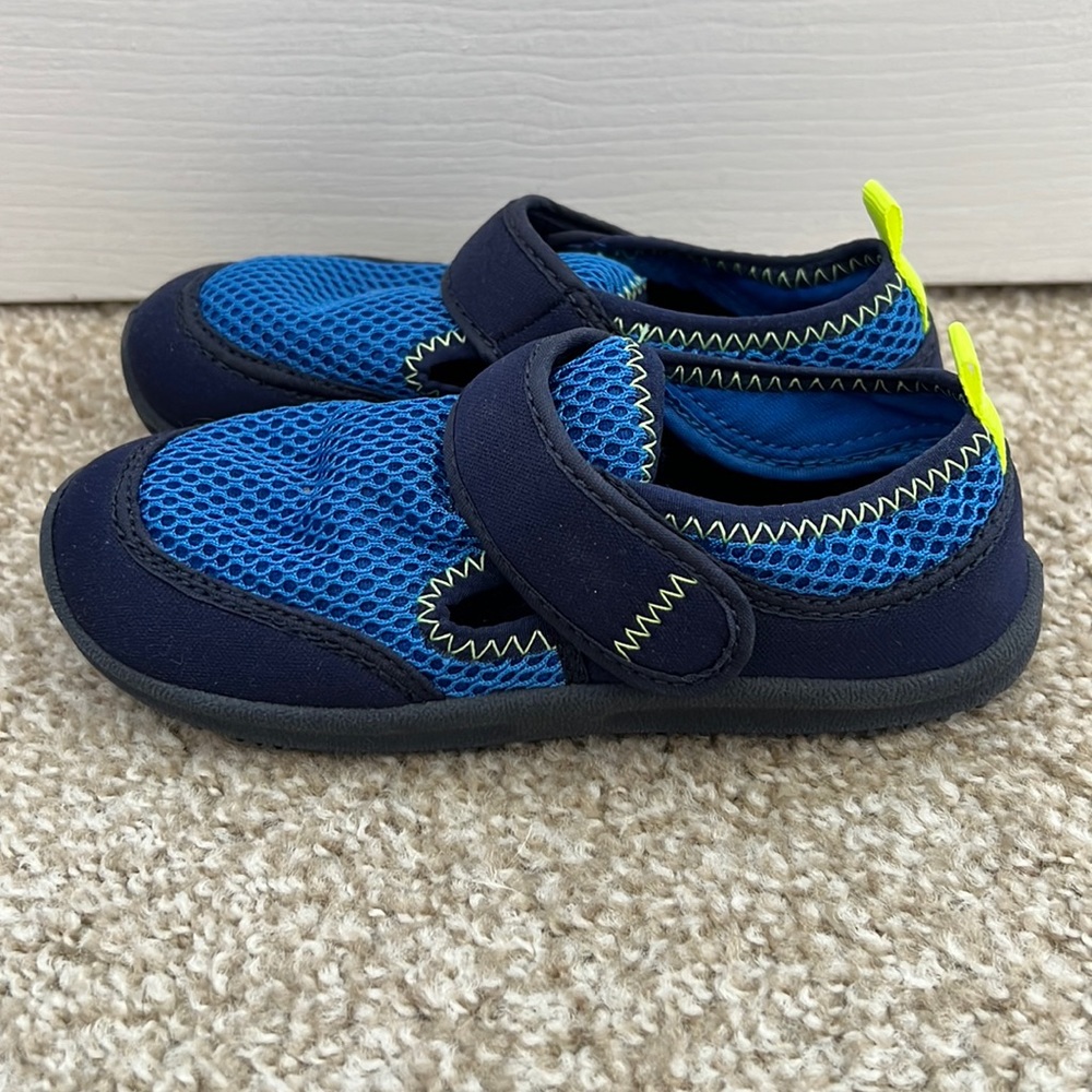 Old Navy kids’ water shoes